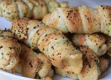 Завитушки с крабовыми палочками и сыром.