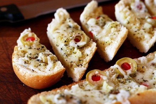 Чесночные хлебцы с оливками и сыром.