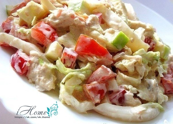 Салат с пекинской капустой, курицей и кальмарами.
