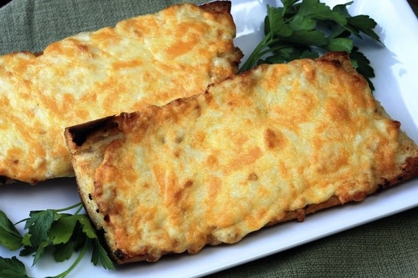 Чесночный хлеб с сыром.