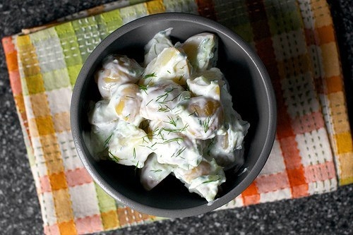 Картофельный салат с соусом цацики. Картофельный салат с соусом цацики.