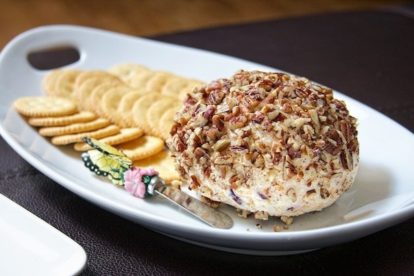 Сырный шар с клюквой и орехами. Сырный шар с клюквой и орехами.