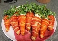 Оригинальный салат в "морковках" из слоеного теста.