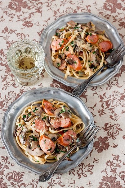 Сливочная паста с грибами и сосисками.