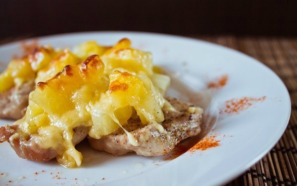 Свинина, запеченная с ананасами и сыром.