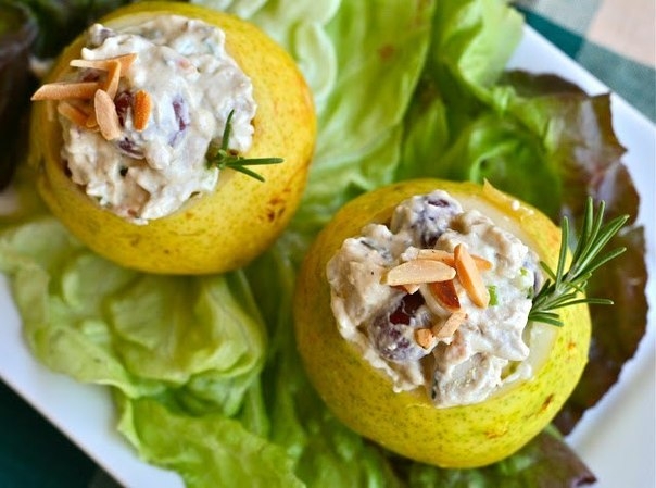 Куриный салат в чашечках из груш.