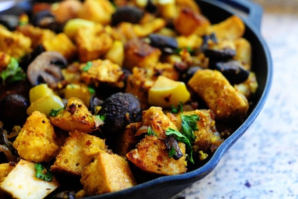 Кукурузный хлеб с мясным фаршем и яблоками.