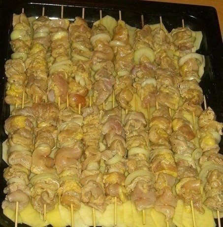 Вкусный куриный шашлык с картошкой в духовке