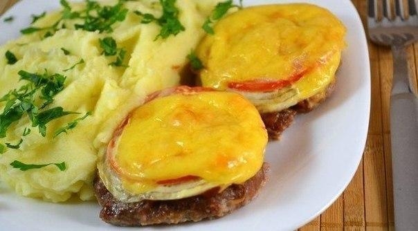 Вкуснейшие котлетки в духовке с овощами и сыром