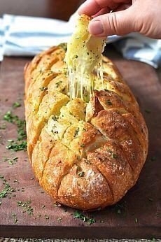 Очень классная закуска! Хрустящий хлебушек пропитанный маслом, сыром и чесночком