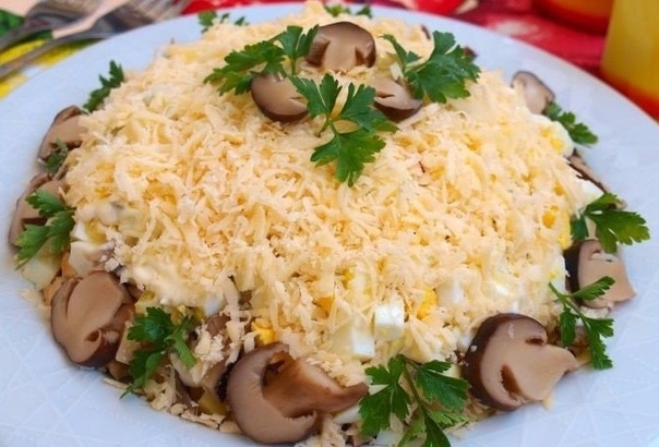 10 ВКУСНЕЙШИХ САЛАТОВ С ГРИБАМИ ДЛЯ ПРАЗДНИЧНОГО СТОЛА