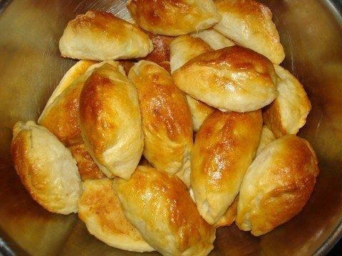 Румяные пирожки с разными видами начинки