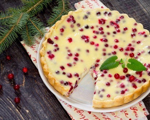 Очень вкусный пирог с клюквой и сметаной