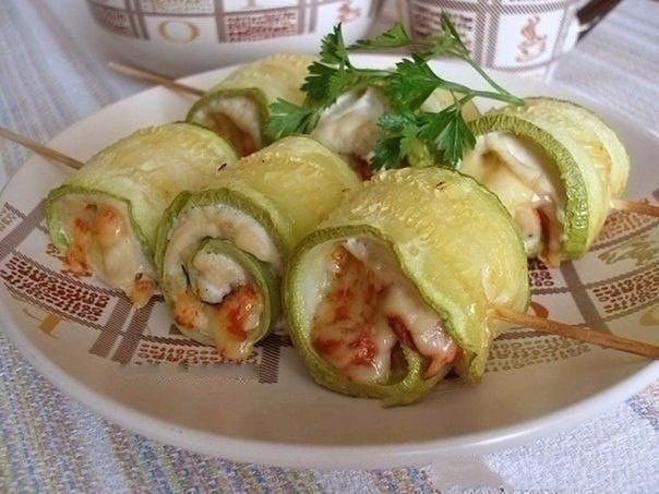 Вкусные, сытные рулетики из кабачков с куриным мясом