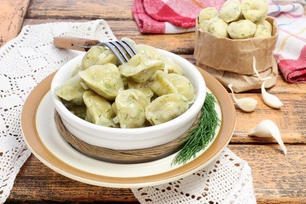 Вкусные домашние пельмени из теста с зеленью.
