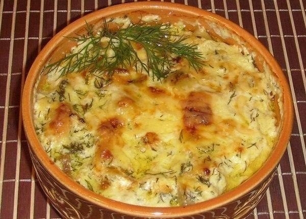 Картошка с курицей и грибами под соусом в глиняных горшочка