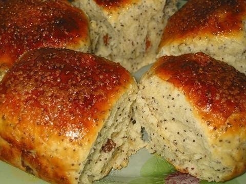 Пышные булочки с маком и изюмом