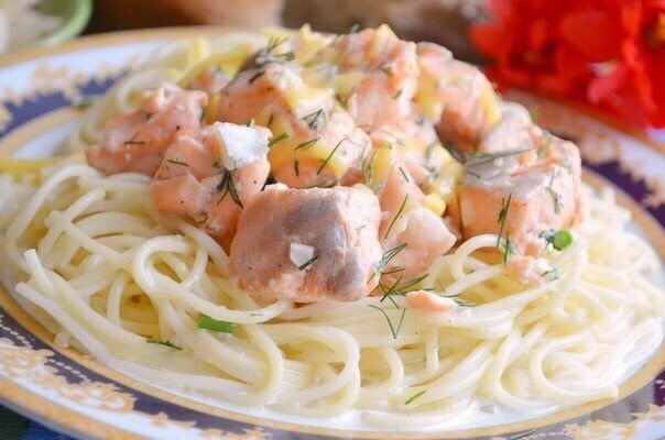 Вкусная семга в сливочно-чесночном соусе