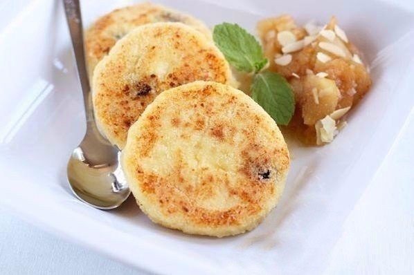 Пышные сырники с манкой и изюмом