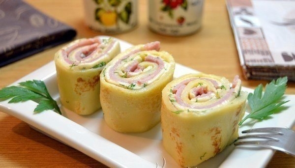 Очень вкусные блинные рулетики с начинкой из ветчины и сыра. Очень вкусные блинные рулетики с начинкой из ветчины и сыра.