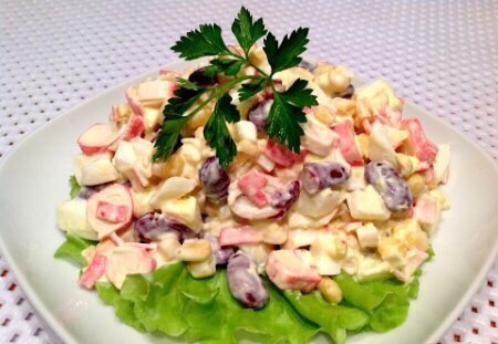 Вкуснейший салат с фасолью и крабовыми палочками