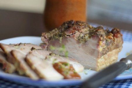Запеченная свинина с чесноком и майораном