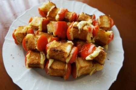 Шашлык из сыра с хлебом
