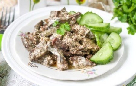 Печень, тушеная под сметанно-ореховым соусом