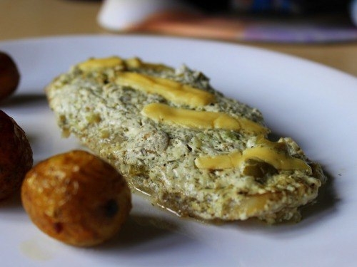 Запеченный минтай с соусом из укропа