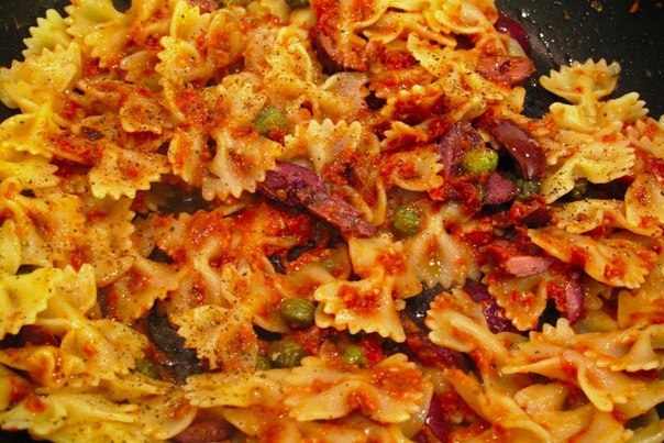 Быстрые макароны с вялеными помидорами и каперсами