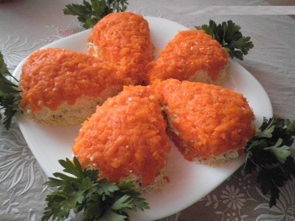 Салат &ldquo;Морковки&rdquo; с куриным филе и грибами