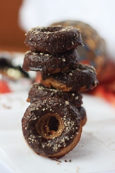 Имбирно-коричные пончики в шоколадной глазури