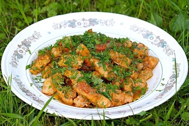 Мясо по-дачному с томатами на огне