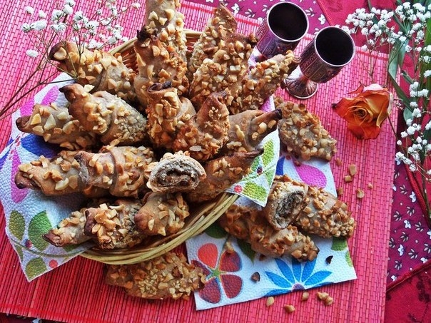 РОГАЛИКИ С ФИНИКАМИ,БАНАНАМИ И ОРЕХАМИ (ПОСТНЫЕ)