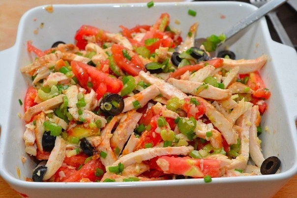 ПРОСТОЙ САЛАТ С КУРИЦЕЙ И ОЛИВКАМИ