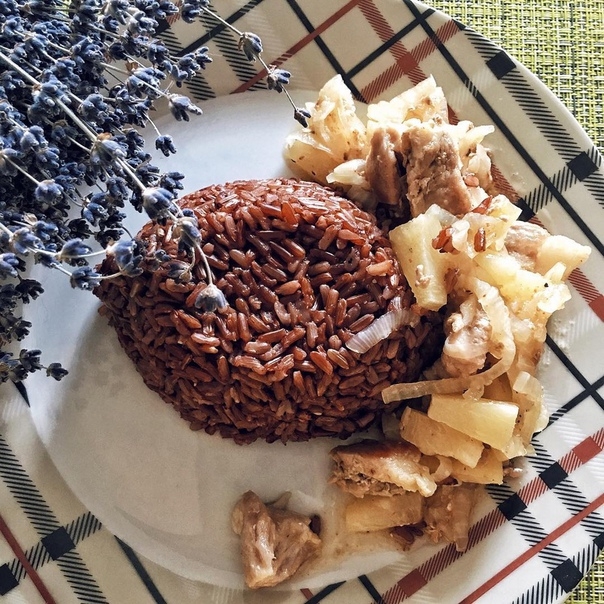 ПИКАНТНАЯ СВИНИНА С КРАСНЫМ РИСОМ.
