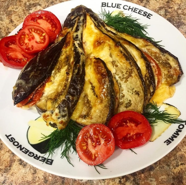 Запечённые баклажаны с сыром и помидорками