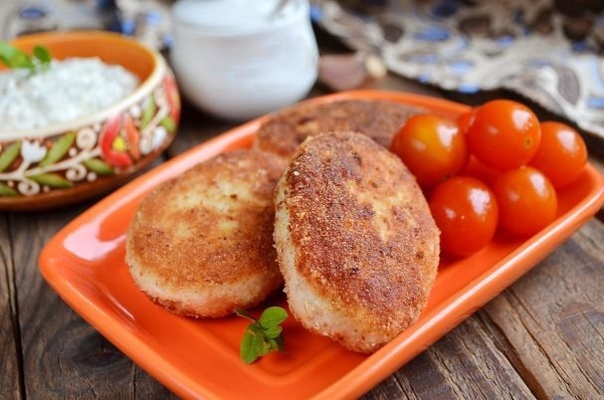 Куриные котлеты с овсянкой и пикантным соусом