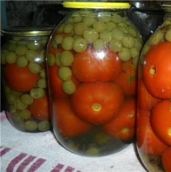 Консервированные помидоры с виноградом на зиму — простой домашний рецепт без уксуса.