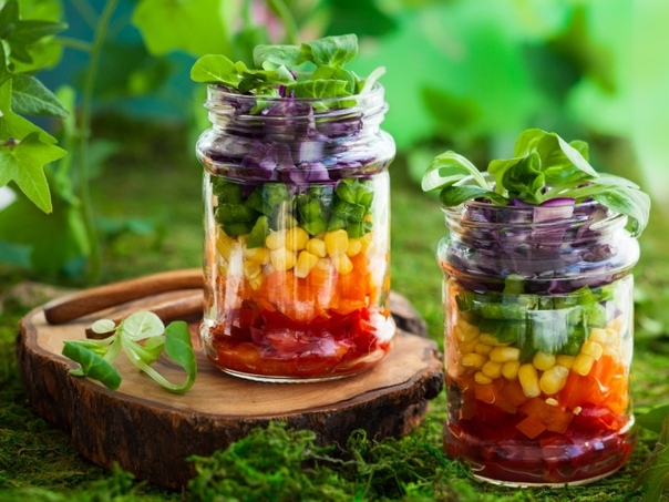 Слоеный овощной салат в банке Слоеный овощной салат в банке