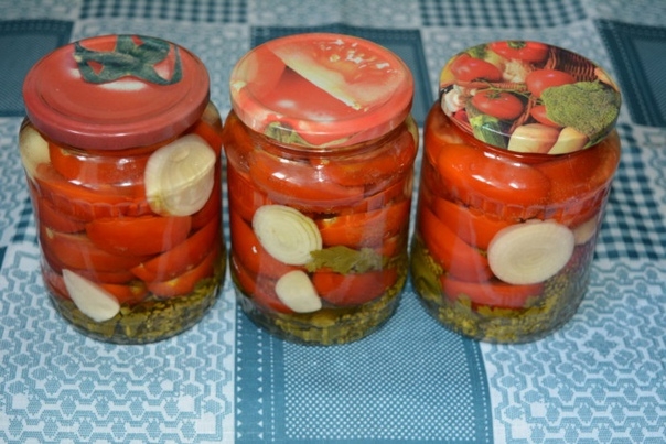 Сладко-острые помидоры маринованные дольками с луком и чесноком