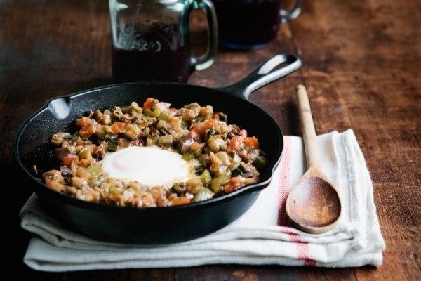 Тушеные баклажаны с перцем, помидорами и чесноком