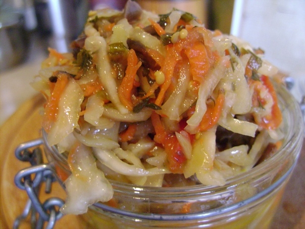 Маринованный салат из баклажанов с капустой, морковью и чесноком на зиму