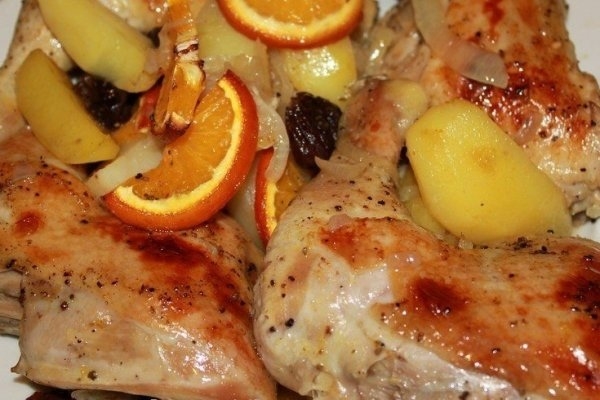 Куриные окорочка с картофелем под апельсинами