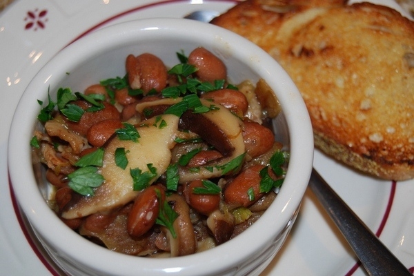 Красная фасоль с шампиньонами в горшочке