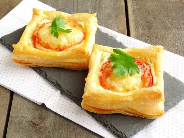 Слойки "Телеграммки" с помидорами, ветчиной и сыром - когда гости на пороге