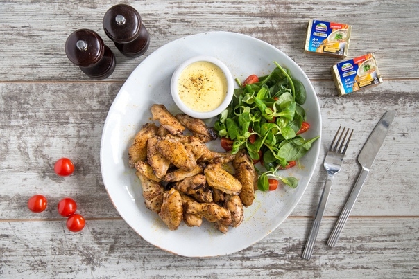 Куриные крылышки с сырным соусом. 6–8 порций