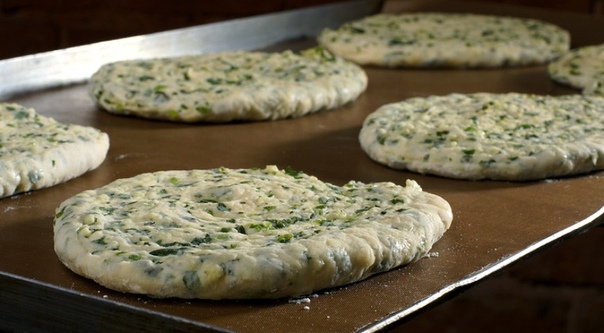 СЛОЙКА С СЫРОМ СУЛУГУНИ И ЗЕЛЕНЬЮ СЛОЙКА С СЫРОМ СУЛУГУНИ И ЗЕЛЕНЬЮ