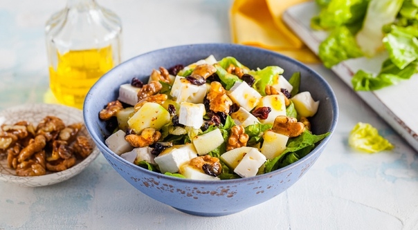 САЛАТ С БРИ,ЯБЛОКОМ,И ОРЕХАМИ