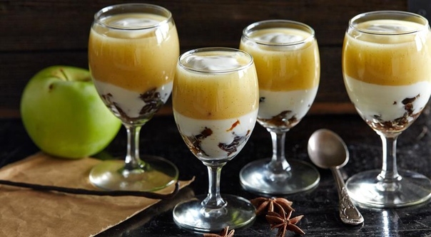 Яблочный десерт с черносливом и йогуртом